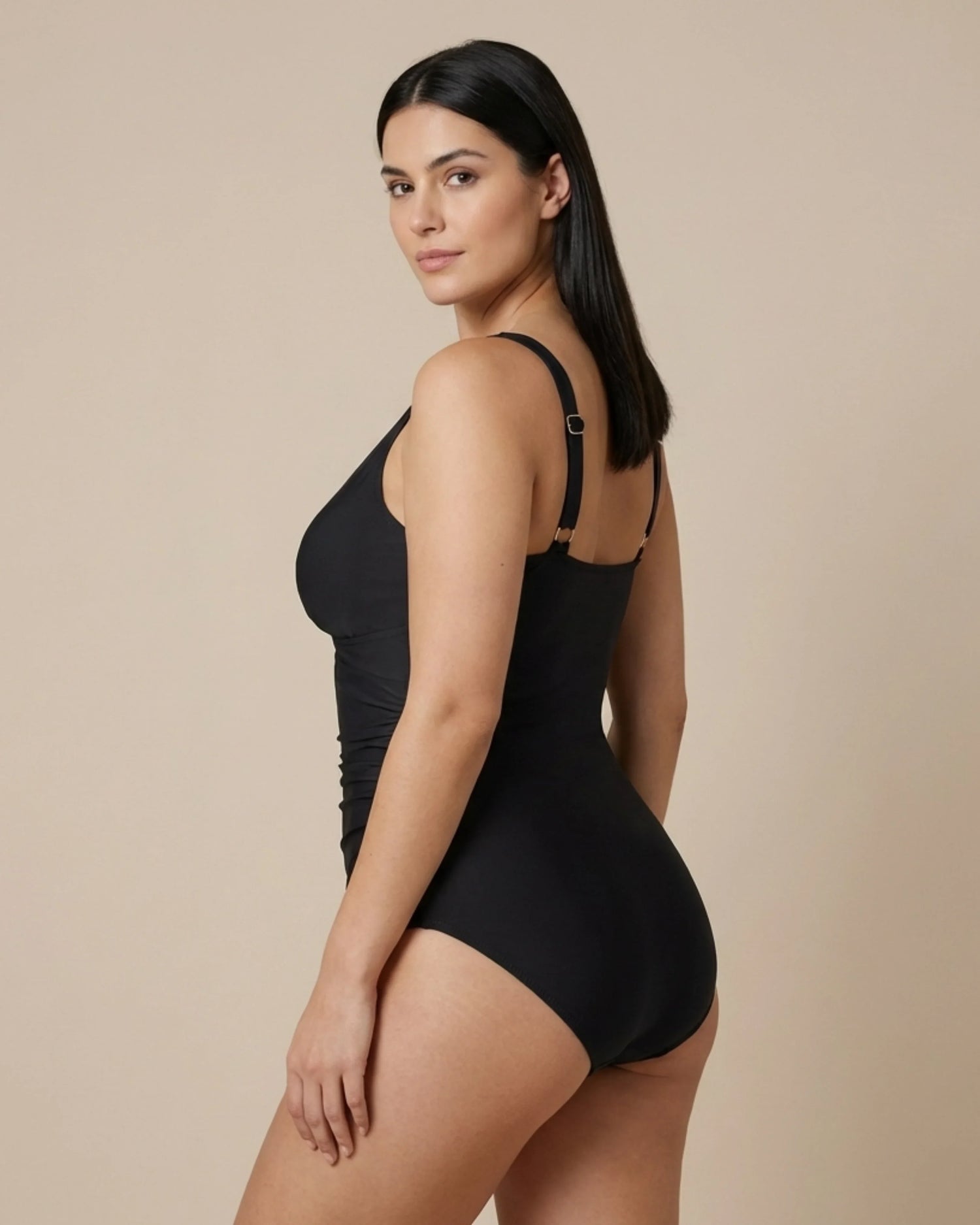 Vrouw in Novyre LumaShape badpak dat tijdens de stranddag op zijn plek blijft