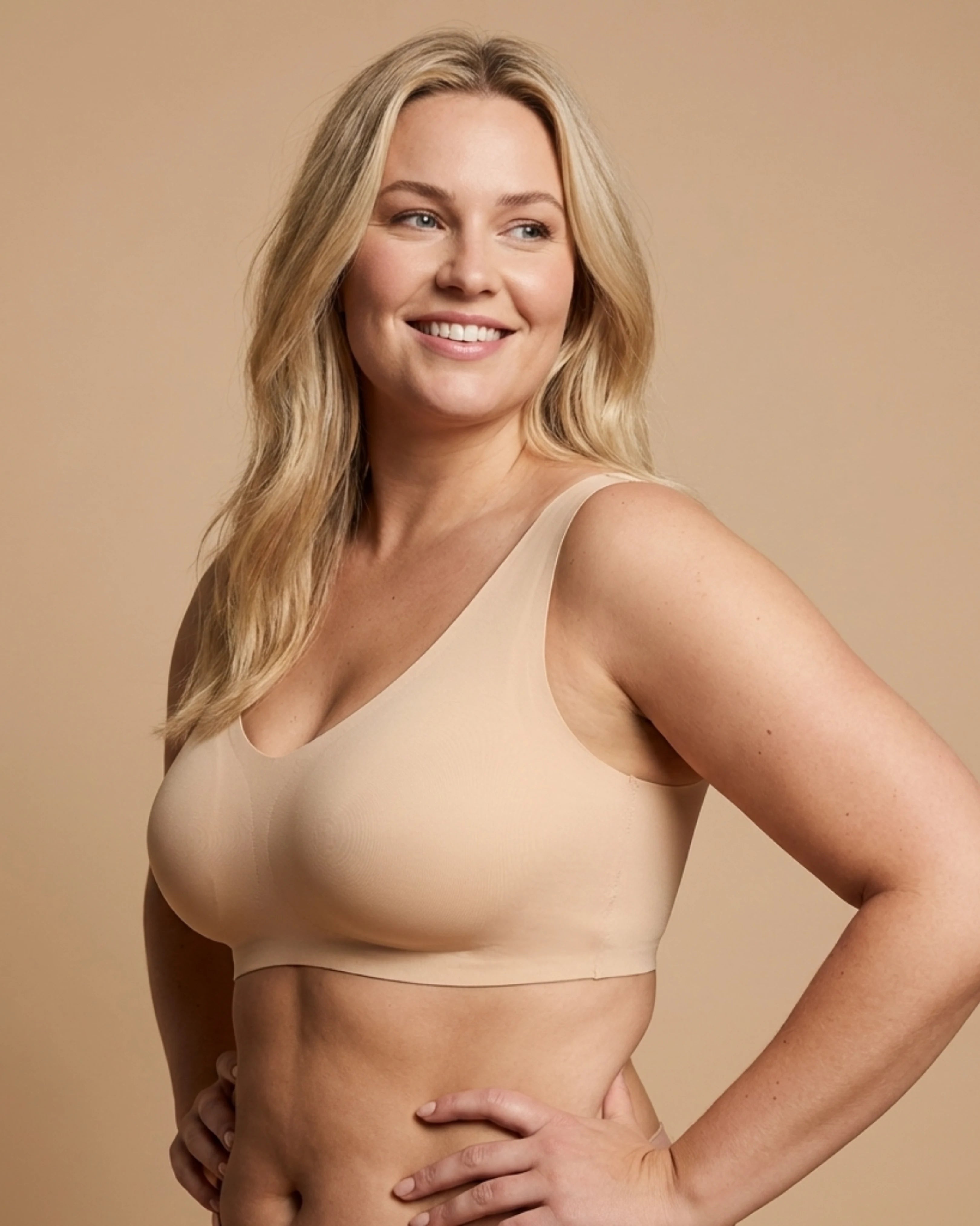 Vrouw draagt Novyre VitaSculpt Tanktop BH — hele dag support