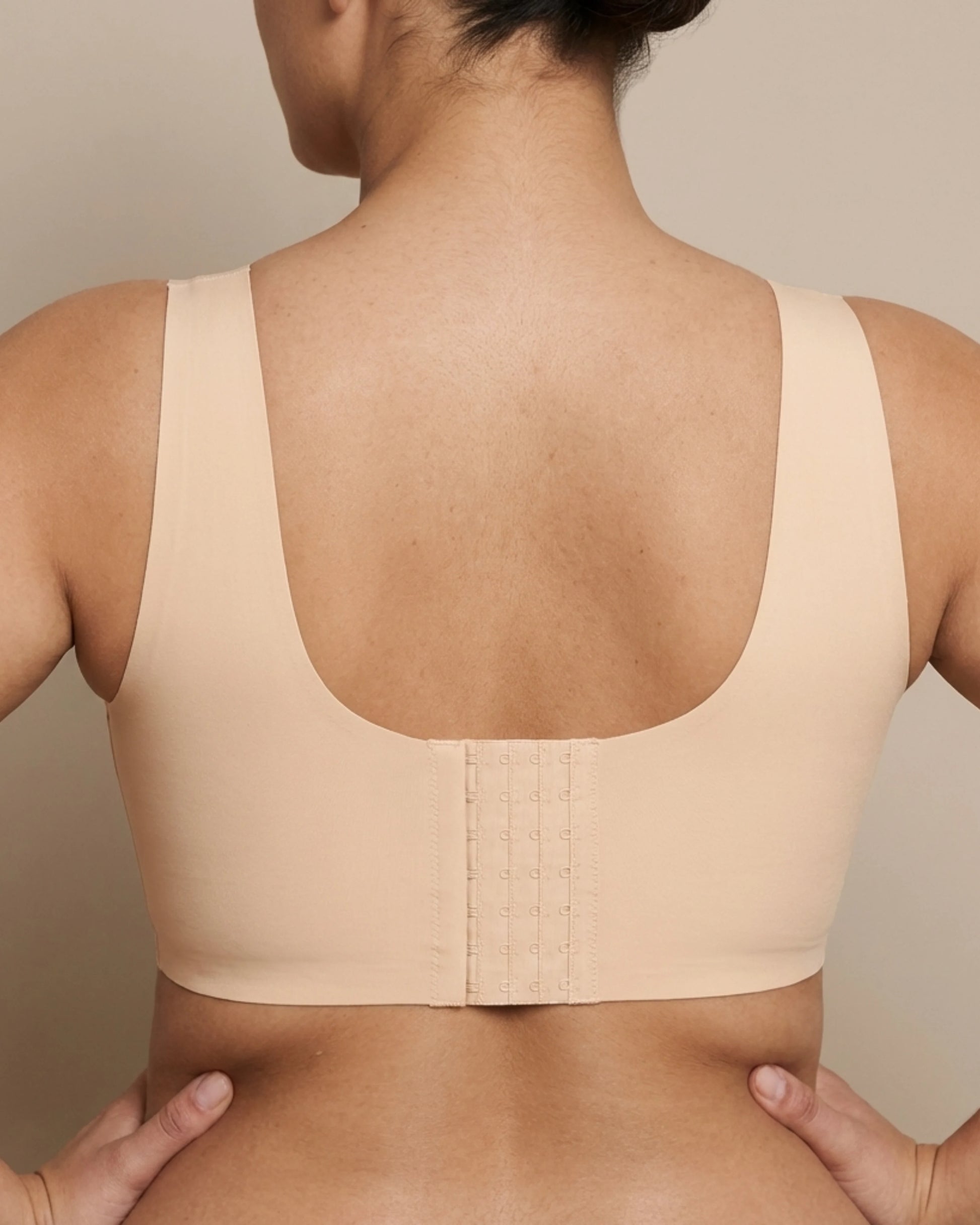 Vrouw draagt Novyre VitaSculpt Tanktop BH — sport en yoga